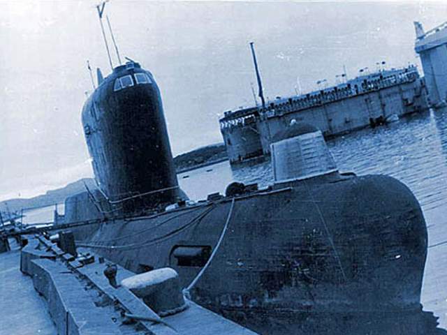 Ming lll: субмарина - призрак Дизель - электрическая подводная лодка Ming lll в 2003 году стала самой большой потерей флота Китая. Во время погружения дизель по неизвестным причинам не остановился и сжег весь кислород на борту. 