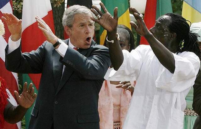 Джордж Буш. 27 апреля 2007. Буш-младший всегда любил потанцевать, вот и во время мероприятий, посвященных Дню борьбы с малярией, он не отступил от правил. Буги-вуги он станцевал прямо на лужайке Белого дома, куда пригласили западноафриканскую танцевальную труппу Kankouran. В какой-то момент он сам начал бить в барабан.