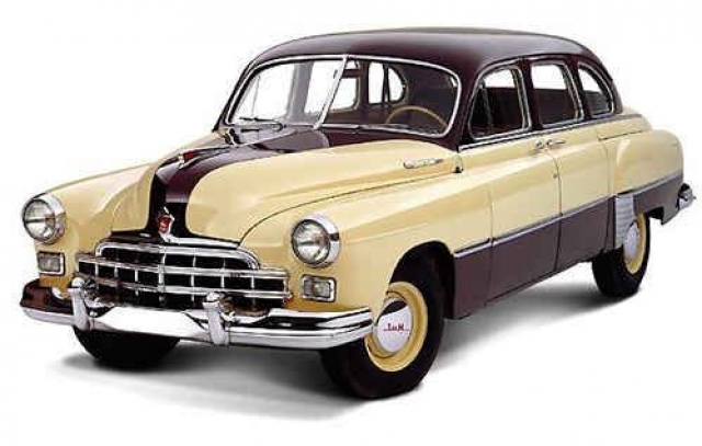 Горьковский автомобильный завод представил свою первую представительскую модель – ГАЗ-12 (или ЗиМ-12), которая производилась серийно с 1950 по 1959 год. Благодаря расширенной за счет выступающий боковин задней части кузова пассажирский диван мог вместить три человека.