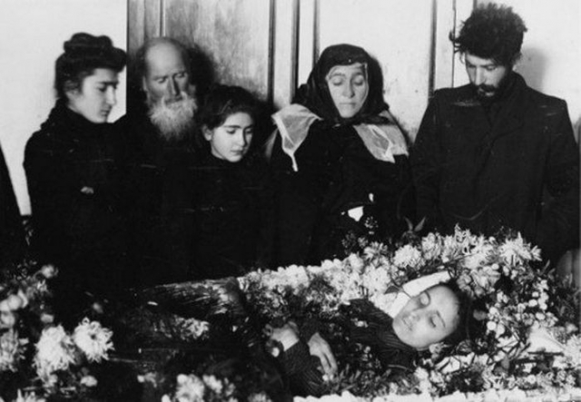 Яков Джугашвили. Первенец вождя родился 18 марта 1907 года в селе Баджи близ Кутаиси. Его мать, Екатерина Сванидзе (на фото), первая жена Сталина, умерла от брюшного тифа спустя всего восемь месяцев.