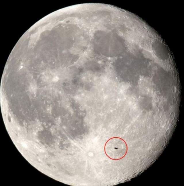 НЛО в суперлуние 2014 года  В июле 2014 британскому астроному удалось заснять НЛО на фоне увеличившейся Луны. 