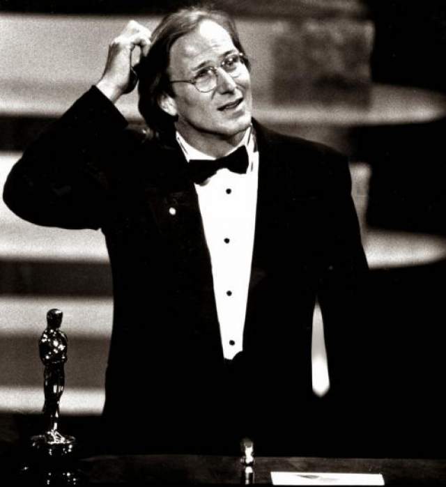 В 1986 году впервые актеру был вручен "Оскар" за исполнение роли гея. Им стал Уильям Херт , сыгравший заключенного гомосексуалиста в фильме "Поцелуй женщины-паука". 