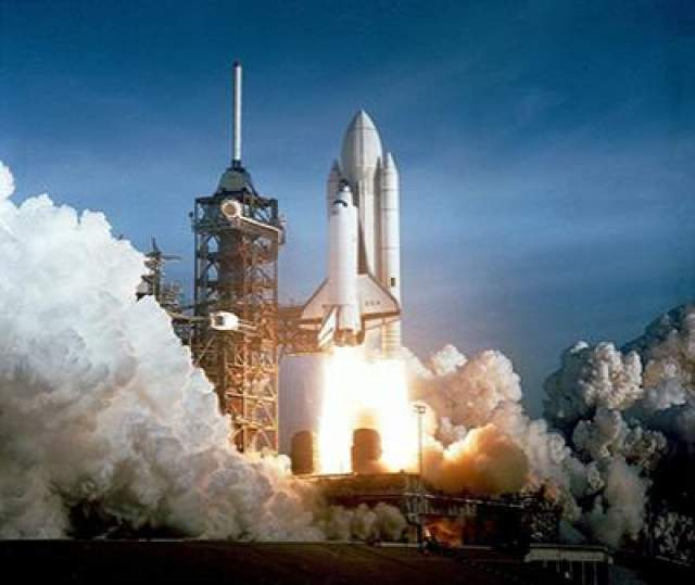 Первый полет шаттла - "Колумбия STS-1", 12 апреля 1981 года. Также это первый в мировой космонавтике случай, когда пилотируемый полет корабля нового типа был осуществлен без предшествующих беспилотных стартов, что довольно рискованно. 