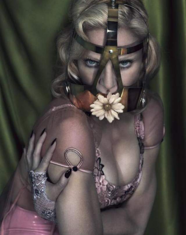 Один из пользователей соцсетей раскритиковали откровенную фотосессию Мадонны для декабрьского номера журнала Interview 2014 года. На этот раз мастера фотошопа явно перестарались. 