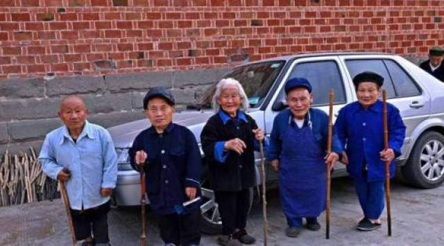 Ученых и экспертов очень интересуют жители деревни Янгси, расположенной в провинции Сычуань. Причина в том, что в поселке живут лишь 80 человек, и почти половина из них - карлики. 
