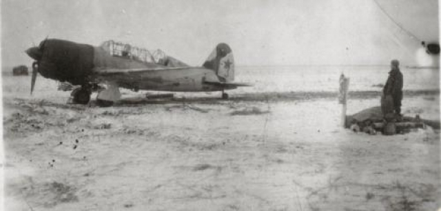 12 сентября 1941 года совершила три вылета. Возвращаясь с задания в районе Ромны, была атакована немецкими «Ме-109». Сумела сбить один самолет, а когда закончился боезапас, протаранила самолет врага, уничтожив его. Сама погибла. Ей было 24 года. На фото: Су-2 Екатерины Зеленко