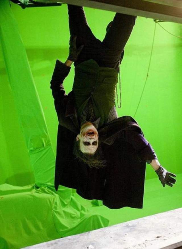 Темный рыцарь  Хит Леджер репетирует финальную сцену фильма, когда он свисает с небоскреба. 