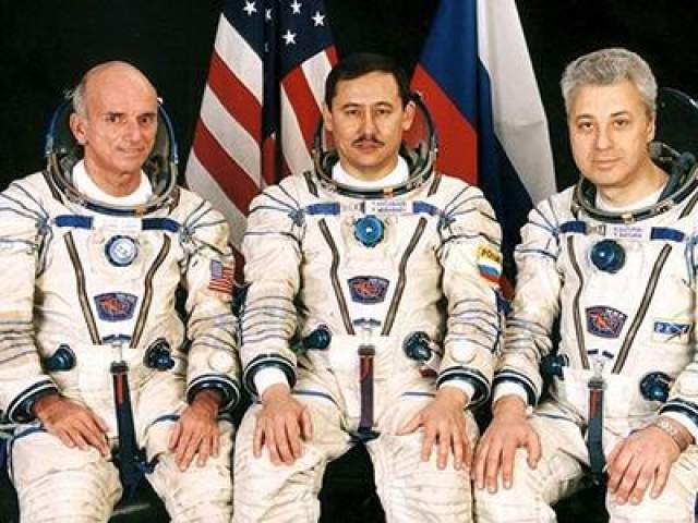 Первый космический турист - Деннис Тито - слева на фото, 28 апреля 2001 года. 