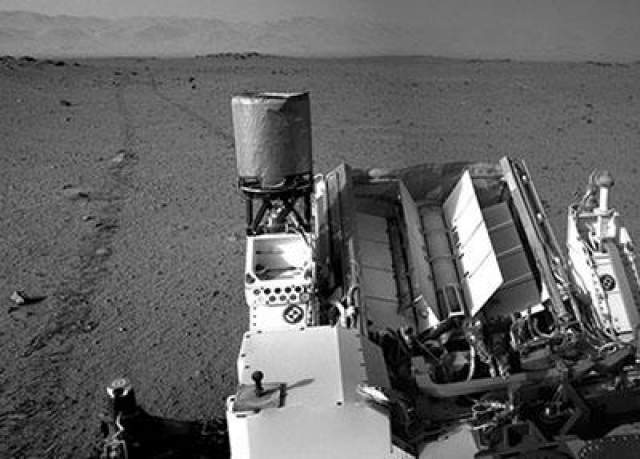 Марсианский день номер 349, 30 июля 2013 года. Марсоход Curiosity и его следы на поверхности Марса. 
