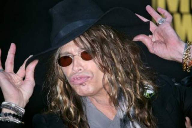 Стивен Тайлер из группы "Aerosmith" попал в реабилитационную клинику в декабре 2009 года за то, что пристрастился к болеутоляющим.