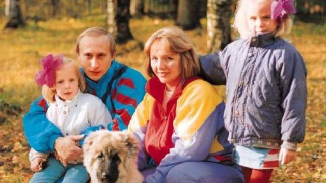 Владимир Путин с семьей в начале 1990-х 
