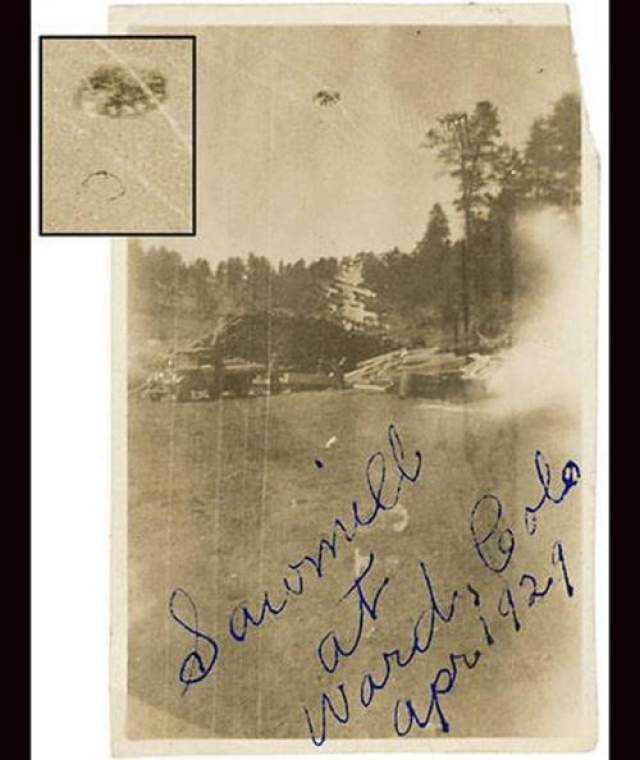 Эта фотография была сделана Эдвардом Филипом на лесопилке в Варде, Колорадо, в 1929 году. Филип описал страшный "громовой рев", после чего он увидел объект, плавающий в небе. 