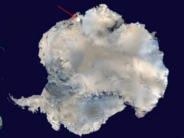 Сейчас исследователи полагают, что ворога, которую они нашли, могла быть местом, куда упал тот самый метеорит 11 лет назад.  На фото Антарктиды из космоса кружком отмечено место расположения следа на льду 
