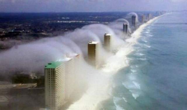 Странные формирования облаков над Панама-Сити-Бич  Во время одного из редких снежных штормов над пляжем города Панама-Сити-Бич образовались странные облака, по внешнему виду похожие на приливную волну. Так что же это было?
