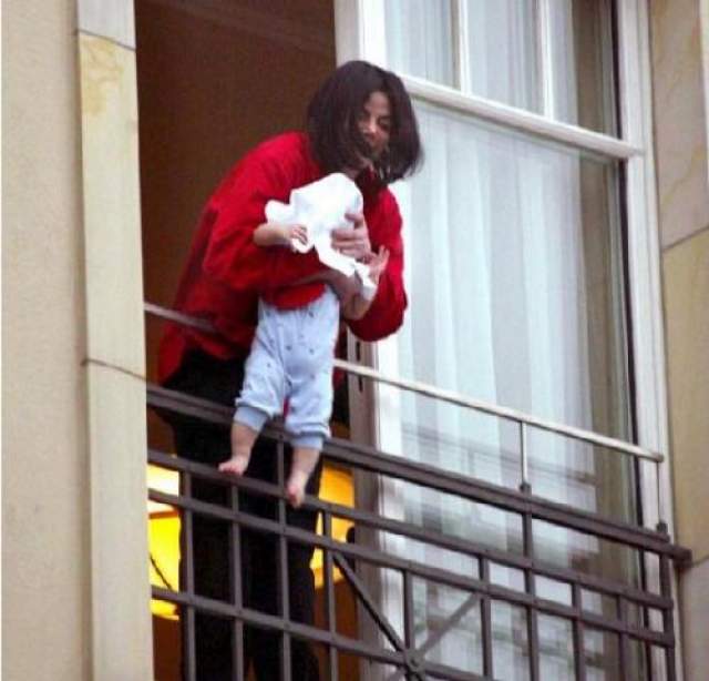 В 2002 году Майкл Джексон помахал фанатам младенцем-сыном по имени Бланкет из окна отеля Adlton В Берлине. Непродуманную выходку тогда запечатлели сотни фото- и видеокамер, разразился грандиозный скандал. 