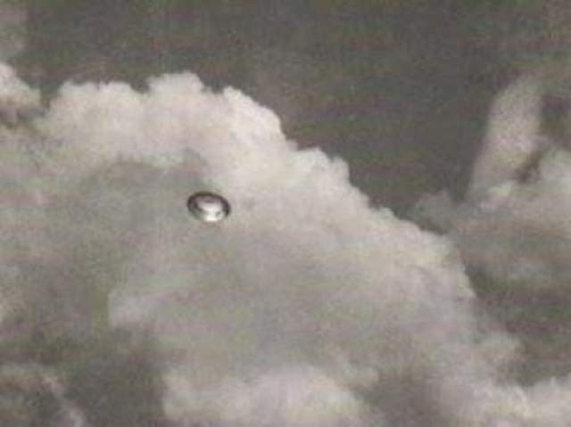 Южная Африка, 1956  Этот снимок был сделан женщиной, которая пользовалась всеобщим уважением и доверием в обществе. Ее муж был майором в южно-африканских ВВС, а сама Элизабет работала в разведке ВВС. Всего было сделано 7 фотографий в присутствии двух свидетелей у подножья Дракенсбергских гор. Возможное объяснение: оптическое атмосферное явление. 