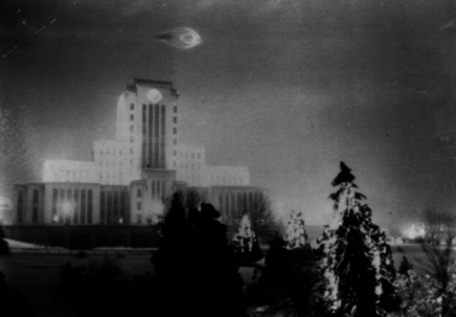 НЛО над зданием мэрии в Ванкувере, США, 1937-й год  Согласно историческим записям, этот снимок сделал 21-летний солдат Леонард Ламоро в 1937-м году во время посещения совершенно новой мэрии. 