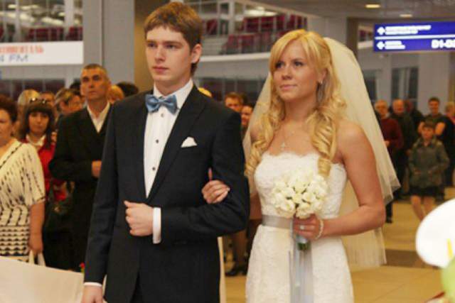Свадьбу молодые люди сыграли в 2011 году на ледовой арене "Трактора". Анастасия тоже из спортивной семьи - ее младшие братья тренировались в том же клубе, что и будущий избранник.