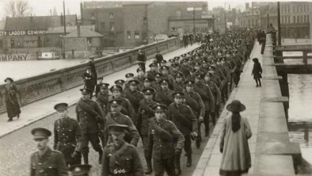 Исчезновение Норфолкского полка  Трое солдат заявили, что стали свидетелями странного исчезновения целого взвода в 1915 году. 