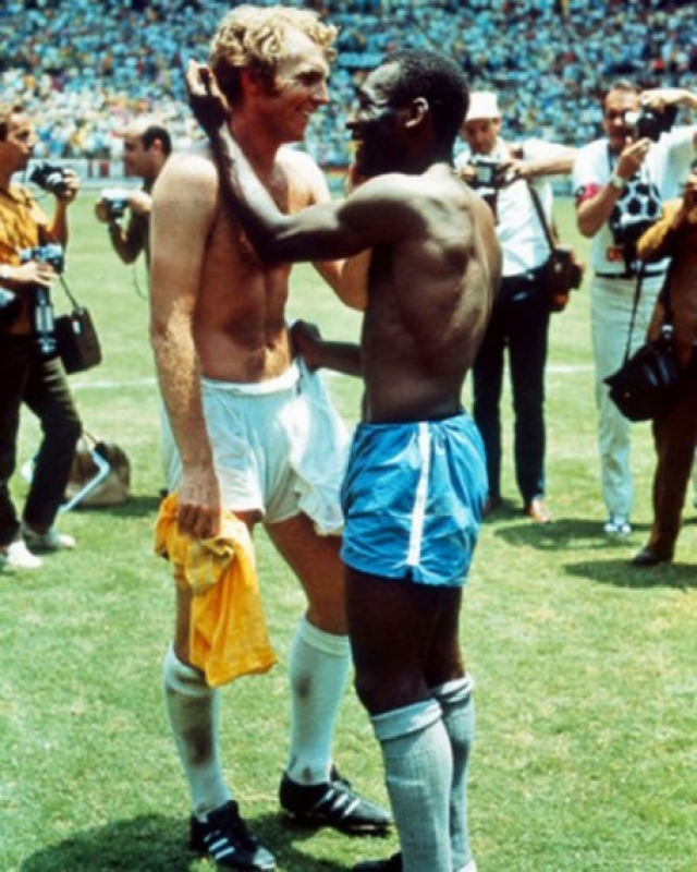 На Чемпионате мира по футболу 1970 года два легендарных капитана Пеле и Бобби Мур обменялись майками в знак взаимоуважения, фотографу повезло запечатлеть культовый момент.