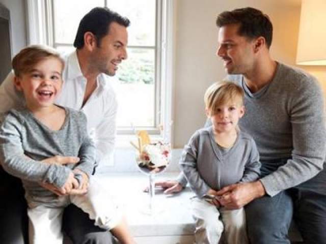 В ноябре того же года в нескольких телевизионных интервью артист выразил желание вступить в брак со своим бойфрендом, биржевым маклером Карлосом Гонсалесом Абеллой, с которым они вместе воспитывают близнецов. 