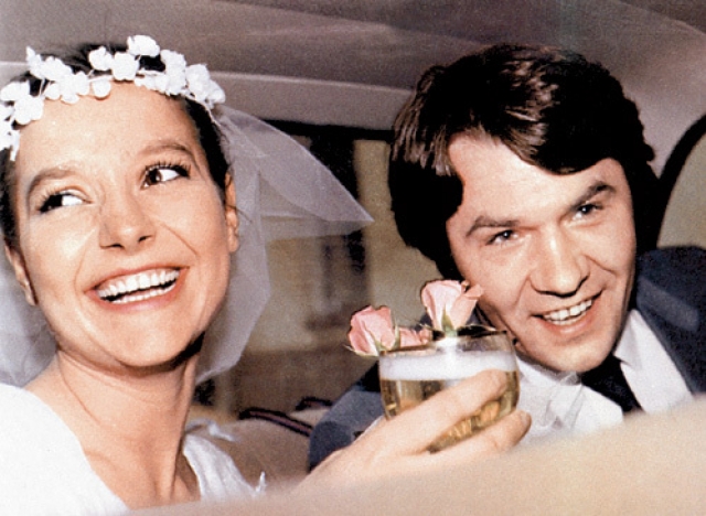 15 апреля 1986 года Александр женился. Его избранницей стала актриса его же театра Елена Мольченко.