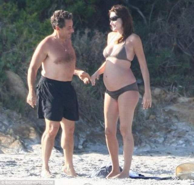 Однако подобные темные пятна на биографии Карлы нисколько не смутили Саркози. В 2008 году влюбленные связали себя узами брака, а уже в 2011 году третья супруга родила ему дочь Джулию. 