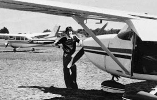 Исчезновение Фредерика Валентича В 1978 году пилот "Cessna 182L" (американский легкий самолет общего назначения) Фредерик Валентич, направляясь к острову Кинг (Австралия), сообщил диспетчерам о том, что его преследует неопознанный летающий объект. 