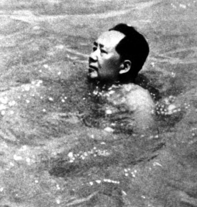 Лечащий врач Мао, Ли Цхисуи, после его смерти открыл эту и множество других тайн об интимной жизни вождя. Также он рассказал о том, что Мао был очень неопрятен в быту и редко мылся.