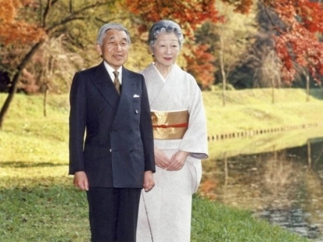 Император Японии Акихито. Монарх пошел вразрез с вековыми устоями и женился не на аристократке по имени Митико.