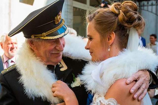 А это, пожалуй, один из самых нашумевших неравных браков последних лет. Актер театра и кино Иван Краско осенью 2015 года женился на своей студентке Наталье Шевель.