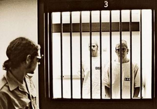 Стэнфордский тюремный эксперимент Один из самых знаменитых психологический экспериментов в кругах обывателей. Он был проведен в 1971-м году американским психологом Филиппом Зимбардо и представлял собой исследования реакции человека на ограничение свободы, в условиях тюремной жизни, а также влияние социальной роли на человека. 
