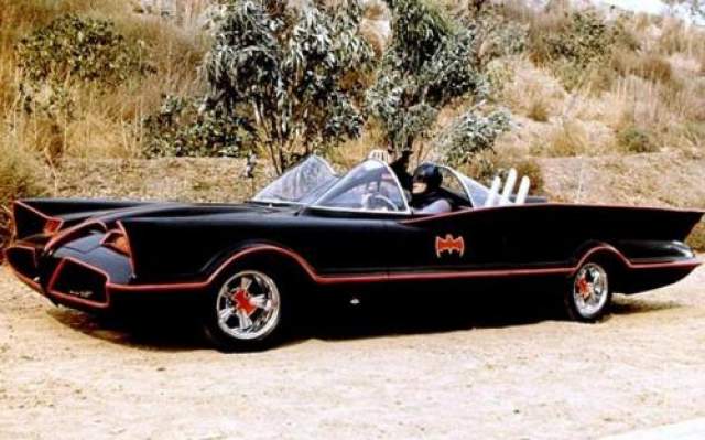 Концепт-кар Lincoln Futura был адаптирован в бэтмобиль в 1955 году Джорджем Баррисом. На этом экземпляре разъезжал Адам Вест. 