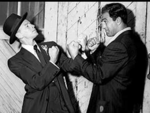 В феврале 1947 года много шума наделал полет Синатры на Кубу в компании братьев Джо и Рокко Фишетти, членов банды самого Аль Капоне. В Гаване Фрэнк встречался с Чарли Лучиано, которого пресса называет "отцом современной мафии".