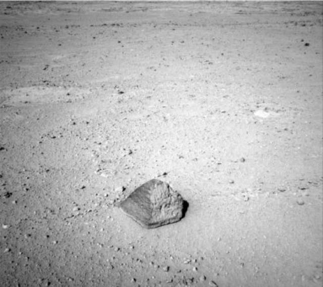 Впрочем, это не единственные таинственные предметы, попавшие в поле зрения марсохода. Так, Curiousity, "прогуливаясь" по поверхности Красной планеты, нашел камень в форме пирамиды, который был величиной с футбольный мяч. Найденная пирамидка получила имя "Джейк Матиевик" - в честь сотрудника NASA.