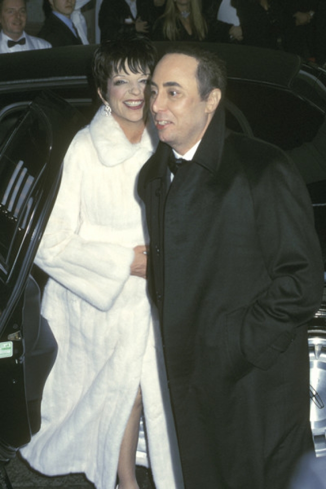 В следующий раз Миннелли вышла замуж в 2002 году за телевизионного продюсера и концертного промоутера Дэвида Геста . Отмеченный с помпой брак продлился чуть более года.