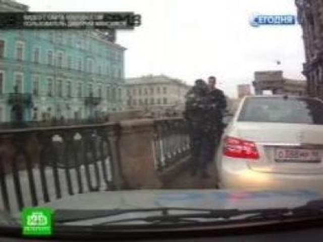 Второй крупный скандал, связанный с именем Дурова, произошел в 2013 году, когда основатель "ВКонтакте", нарушив требования дорожного знака и проигнорировав предупреждения об остановке, совершил наезд на сотрудника ГИБДД.