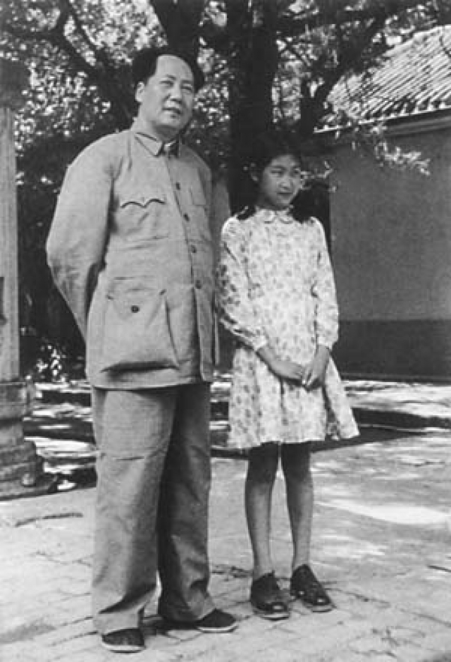 Встреча детей и великого вождя произошла после того, как девочка Цзяоцзяо написала в Китай: "Председатель Мао! Все говорят, что Вы - мой отец, что я Ваша родная дочь. Но в Советском Союзе я не видела Вас и не знаю, правда ли это. Вы на самом деле мой родной папа, я на самом деле Ваша родная дочь?".