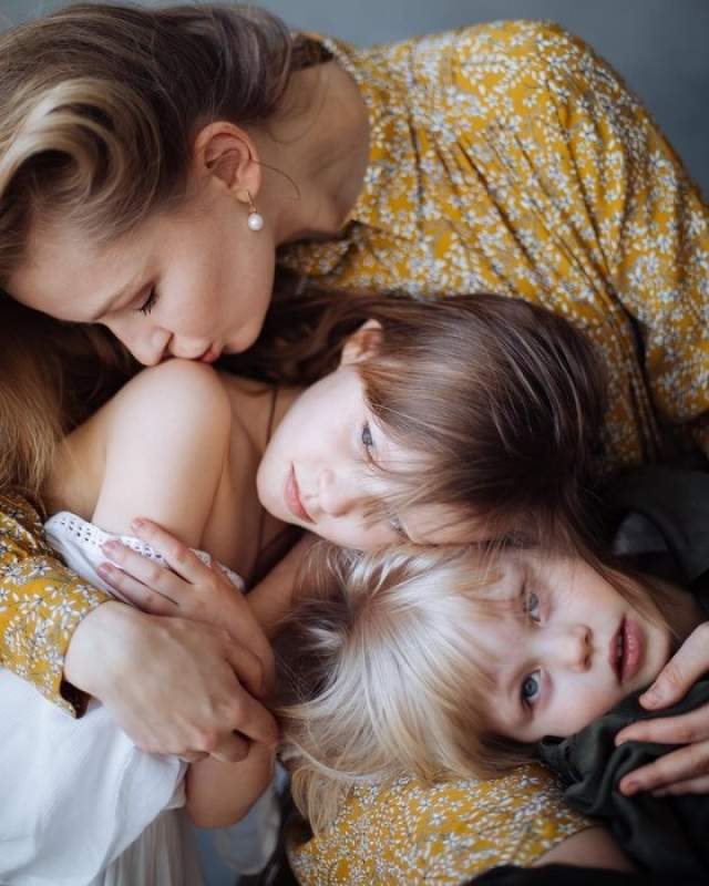 Юлия Пересильд  Актриса воспитывает девятилетнюю Аню и шестилетнюю Машу. Только в октябре 2017 года Пересильд подтвердила, что родила от режиссера Алексея Учителя. 