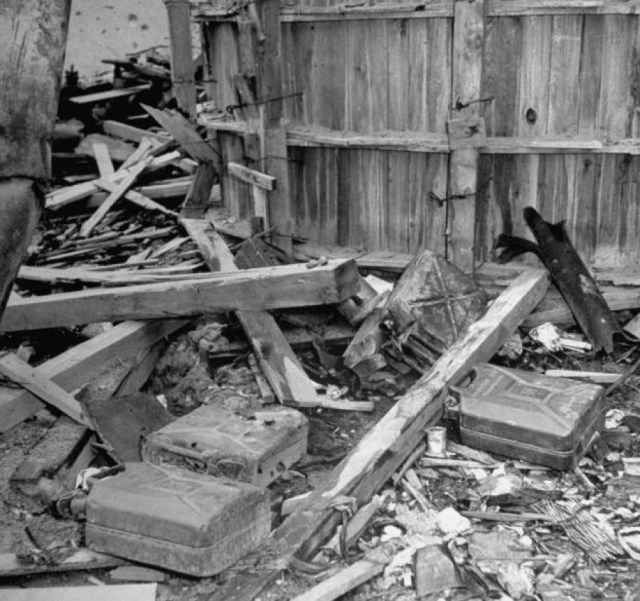 По приказу Бормана тела умерших были завернуты в одеяла, вынесены во двор, политы бензином и сожжены в воронке от снаряда. Так как горели они плохо, полусожженные трупы эсэсовцы закопали в землю.