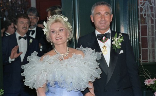 В девятый и последний раз 69-летняя Габор принесла клятву верности в 1986 году Фредерику Принцу фон Анхальту , который был моложе актрисы на 28 лет. За ним 99-летняя актриса замужем и по сей день.