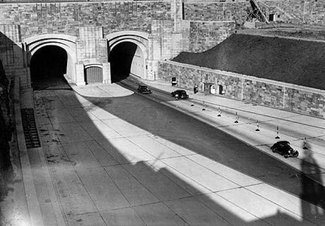 Временный туннель  В 1975 году Джексон Райт со своей женой возвращались из Нью-Джерси в Нью-Йорк. по дороге они выехали в туннель Линкольна. Как рассказывает Райт, внезапно подул сильный ветер, и заднее стекло автомобиля покрылось слоем пыли. 