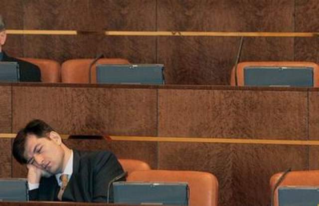 Спящий сенатор во время пленарного заседания Совета Федерации России, 2007 год. Скучно ему одному вот и засмущался в ладонь. 