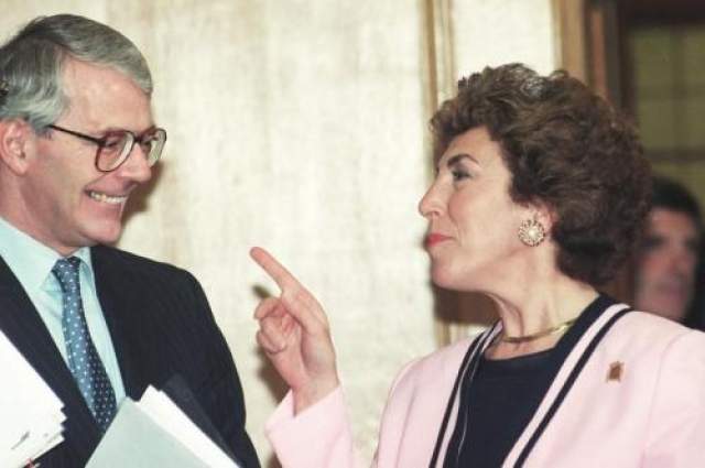 Эдвина Карри и Джон Мейджор  В 2002 году Британию потрясла публикация в The Times откровенных воспоминаний экс-министра здравоохранения Эдвины Карри о ее связи с экс-премьер министром Джоном Мейджором. 