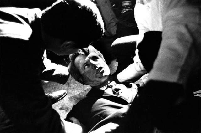 Для того, чтобы сократить путь, Кеннеди решил пройти через кухню, соединяющую оба зала. Когда он шел через кухню, то был застрелен и умер в госпитале шестью часами позже. 