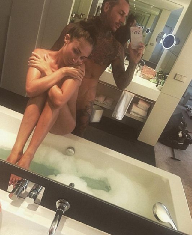 Меган Маккенна и Пит Викс и вовсе сделали откровенное фото в ванной дуэтом.