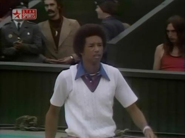 Артур Эш В 1993 году погиб от СПИДа знаменитый теннисист Артур Эш, первый афроамериканец, выигравший чемпионат США.  Вероятно, заражение ВИЧ-инфекцией произошло во время переливания крови, когда ему в 1983 году делали операцию на сердце.