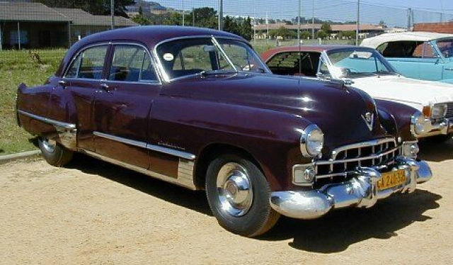 Автомобиль представлял собой оригинальную разработку: в отличие от больших машин того времени, особенно американских, у него несущий кузов. Однако все переднее оформление у него заимствовано с "Кадиллака" 1948 года.