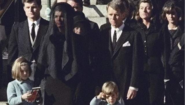 После смерти Кеннеди вице-президент США Линдон Джонсон автоматически стал президентом. В 14:38 он принес присягу на борту президентского самолета в аэропорту Далласа. 