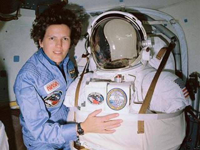Первая американская женщина, вышедшая в открытый космос, - Кэтрин Салливан, 11 октября 1984 года. 
